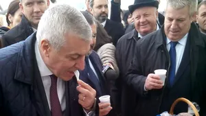 Tăriceanu, mic dejun tradiţional la Indagra: brânză, cârnaţi, ceapă şi ţuică băută din sticlă