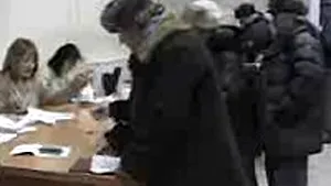 Dolj: Peste două mii de pensionari doljeni au petrecut noaptea în faţa Casei de Pensii