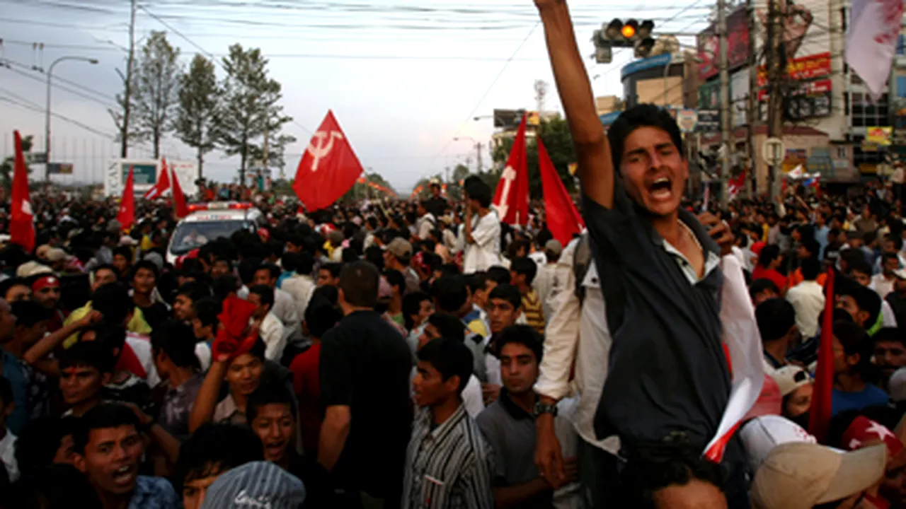 Nepalul aboleşte monarhia, după 239 de ani