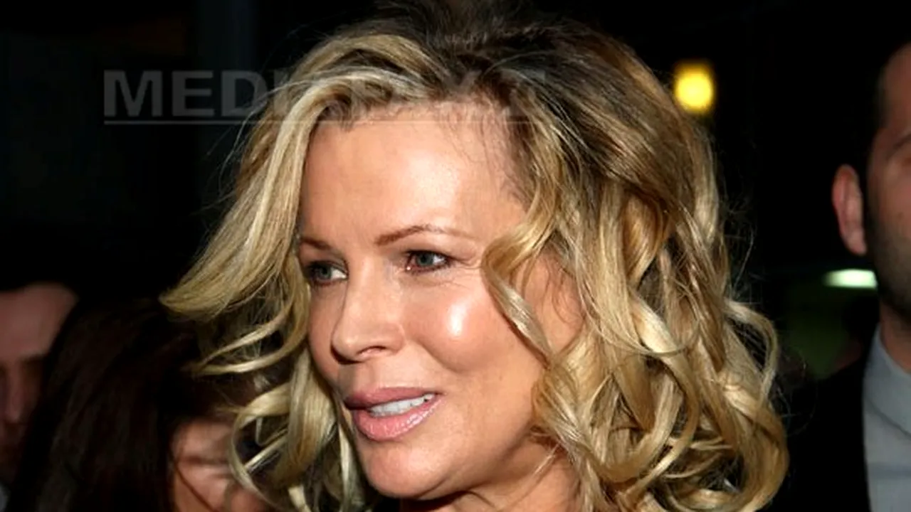 Kim Basinger i-a cerut lui Vladimir Putin să elibereze 18 balene captive