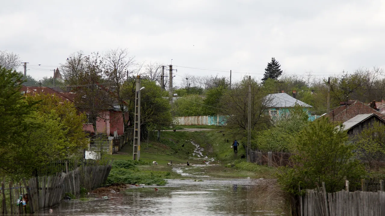 Avertizare METEO. Pericol de inundaţii în mai multe zone ale ţării. Hidrologii au emis cod galben