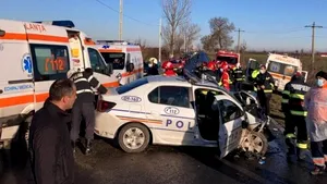 Unul dintre poliţiştii implicaţi în accidentul în care o maşină de Poliţie a lovit o ambulanţă a murit