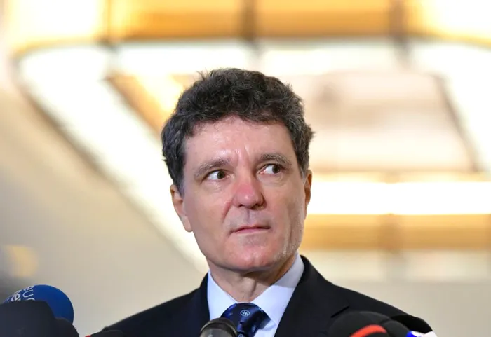 POLITIC Nicușor Dan atacă la CCR noua lege ANI. Președintele contestă obligația partenerilor demnitarilor de a-și declara averile