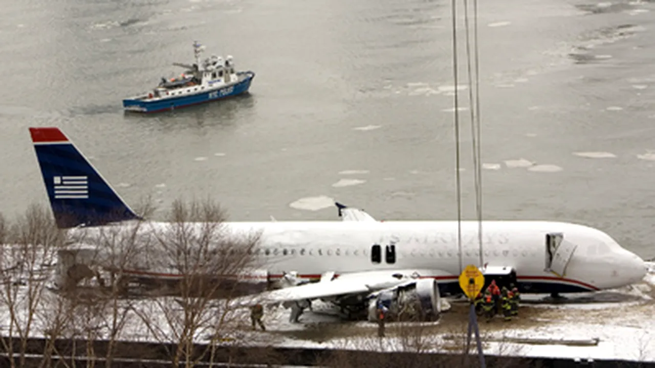 Cutiile negre ale avionului prăbuşit la New York confirmă coliziunea cu păsările (Video)