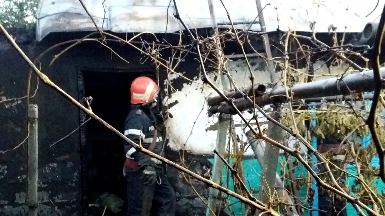 FOTO | Un bătrân a ajuns cu arsuri grave la spital, după ce i-a luat foc casa