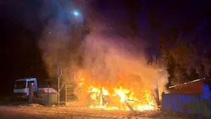 O mașină a intrat într-un gard, după care a luat foc. Șoferul avea 18 ani