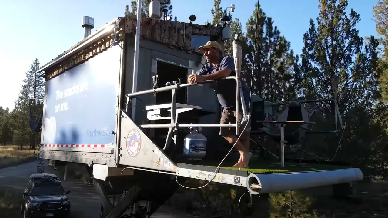 INEDIT. Un pilot a şi-a făcut ”casă” dintr-un camion