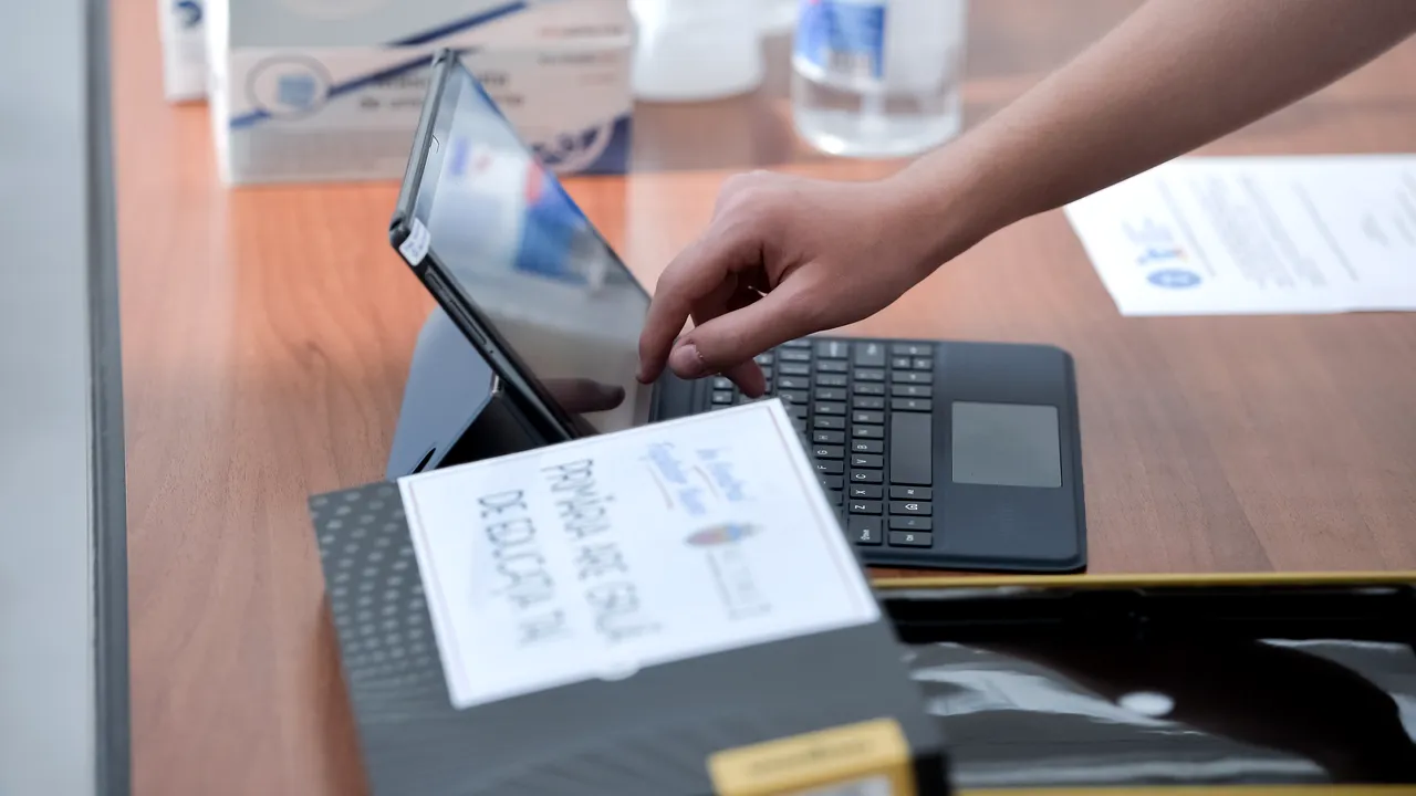 Doi tineri acuzaţi că au furat zeci de tablete dintr-o şcoală din Sectorul 4, reţinuţi