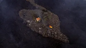 Casa miraculoasă ocolită de vulcanul din Canare. Ultima locuinţă din La Palma care rezistă lavei aparţine unor bătrâni