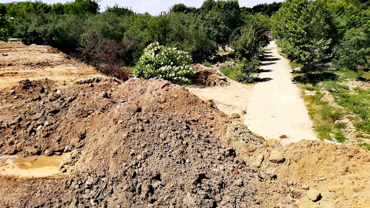 Sesizare la Parchet după ce Primăria Sectorului 3 a depozitat pământ şi moloz în Parcul Pantelimon/ FOTO