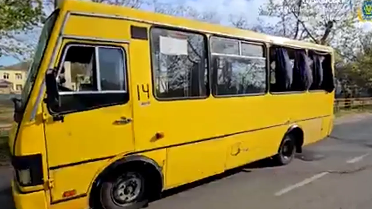 Atac rusesc cu dronă în Herson: cel puțin doi morți și șapte răniți după lovirea unui autobuz civil