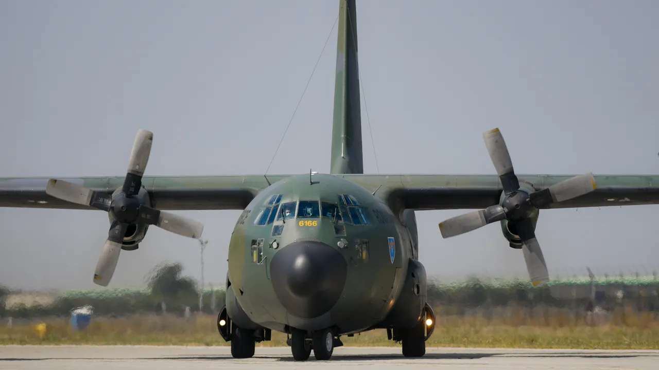 Două aeronave ale Forţelor Aeriene Române intervin pentru stingerea incendiilor din Albania