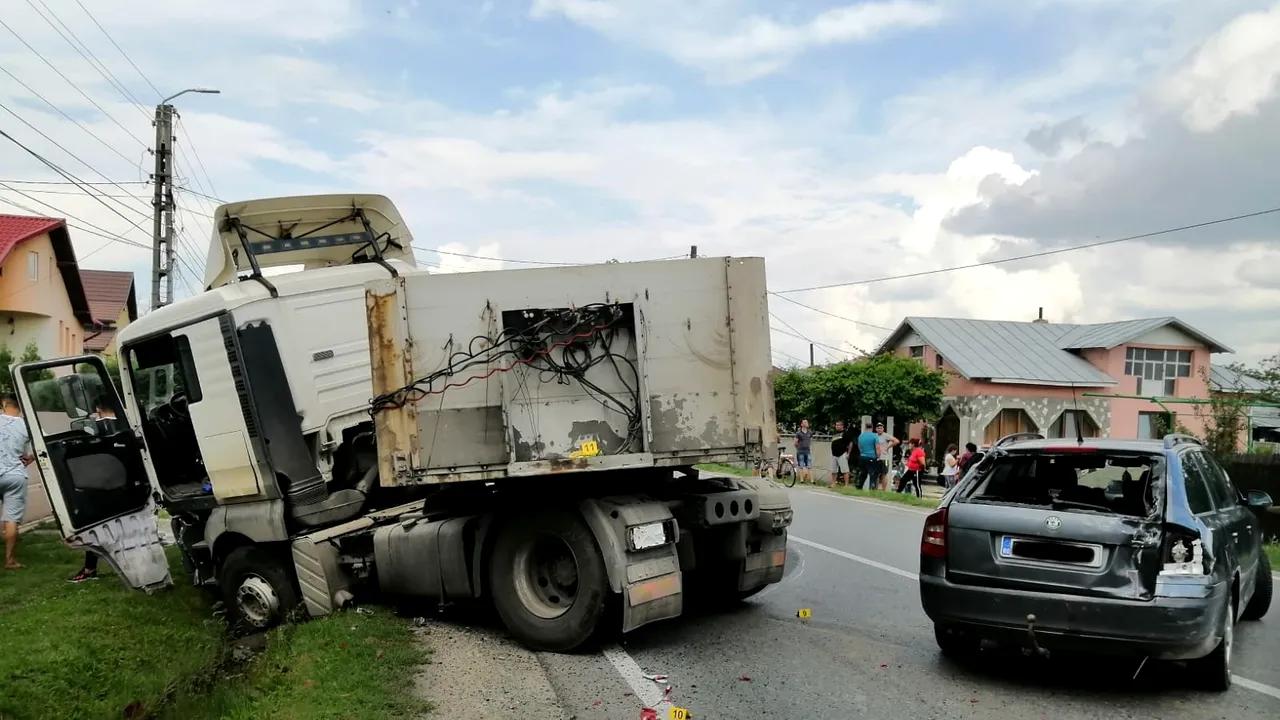 FOTO | Doi pietoni, răniţi grav în Dâmboviţa, acroşaţi de remorca unui camion