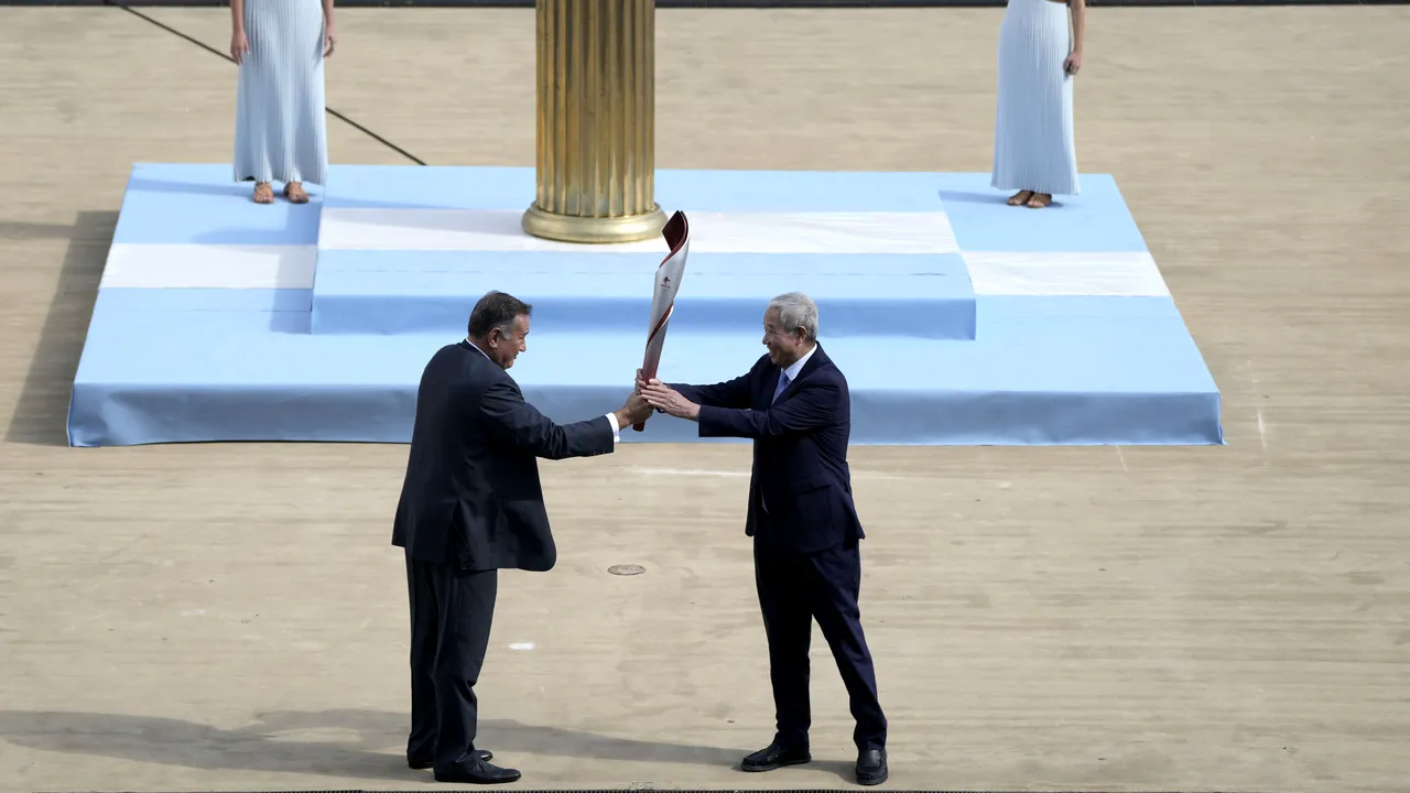 Organizatorii Jocurilor de Iarnă de la Beijing primesc flacăra olimpică, în ciuda opoziţiei activiştilor