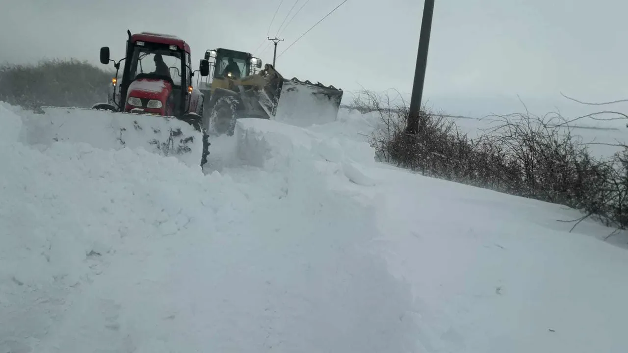 Ninsoare în luna martie, în condiţii de limitare a circulaţiei persoanelor în România. Drumuri închise la periferia Craiovei/ Oameni salvaţi din nămeţi în Olt | VIDEO