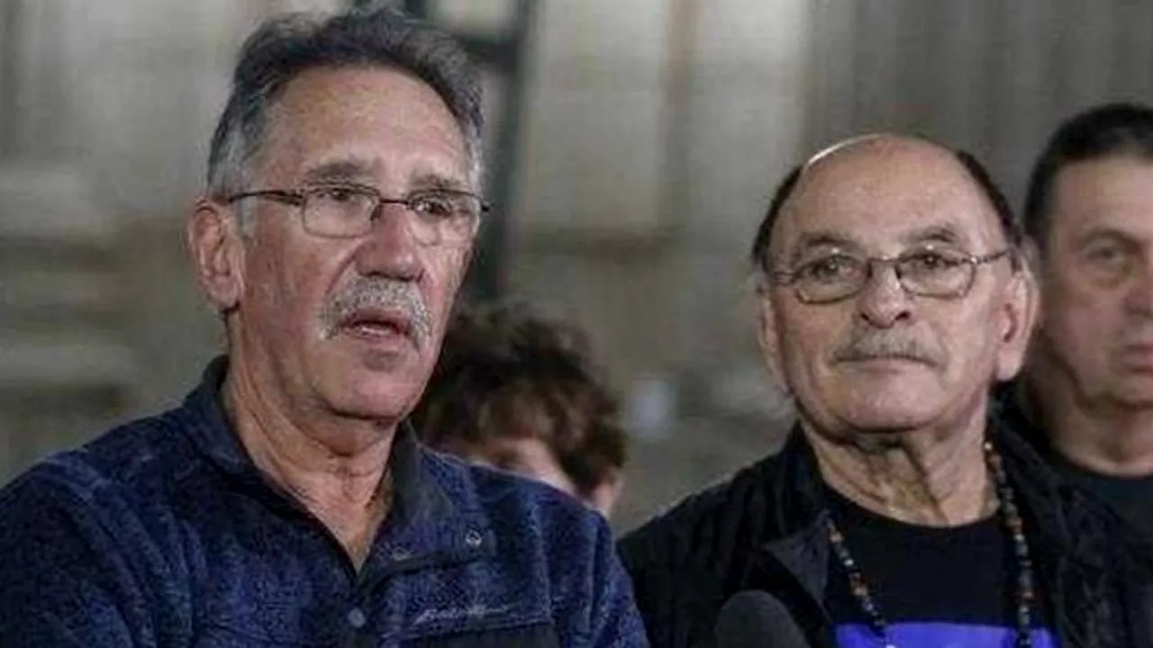 Doi bătrâni de 70 de ani au fost mutaţi din pătuţuri la naştere. Cum au descoperit că sunt fraţi

