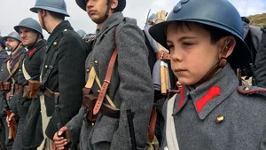 Desfăşurare impresionantă la peste 2.000 de metri altitudine. Peste 700 de persoane au urcat la Crucea de pe Caraiman - GALERIE FOTO