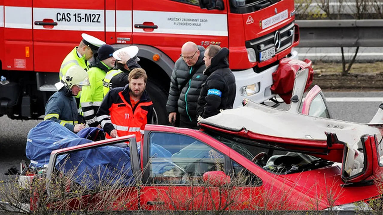 Patru români au murit şi trei au fost răniţi într-un accident produs în Cehia