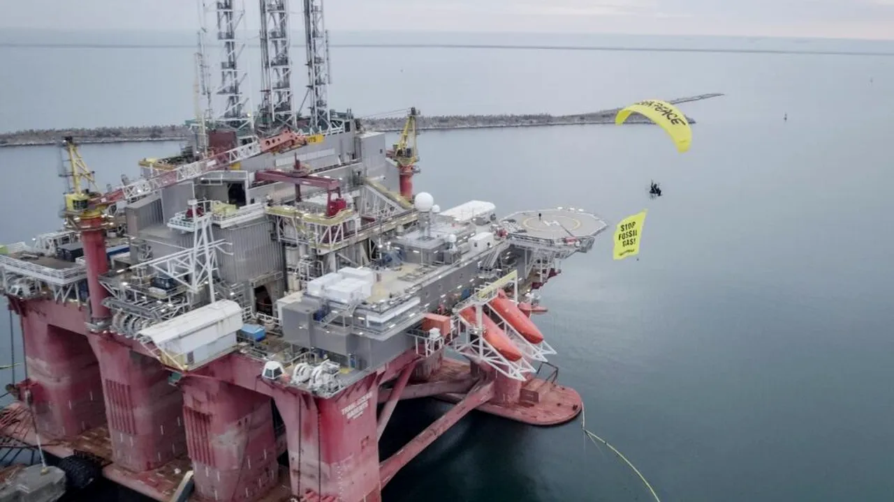 Greenpeace: Posibilă poluare uriașă în Marea Neagră / Activiștii acuză că deversarea de la Neptun Deep este ignorată de autorități