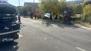 Impact violent între o mașină și un microbuz, în Vâlcea. Opt persoane au nevoie de îngrijiri medicale