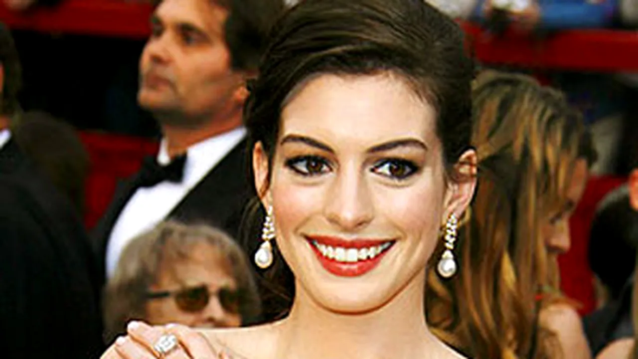 Anne Hathaway admiră siluetele voluptoase ale lui Scarlett Johansson şi Beyonce