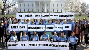 Campanie video emoţionantă: Robert De Niro şi Michael Douglas, împotriva armelor nucleare - VIDEO