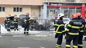 Incendiu la mai multe mașini pe Bulevardul Costructorilor din Capitală. O persoană a murit