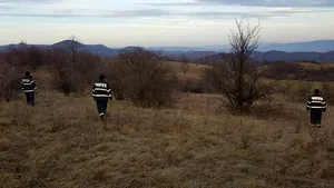 Un băieţel de 9 ani, căutat de zeci de persoane după ce s-a îndepărtat de tatăl său şi a dispărut, a fost găsit aproape de casă