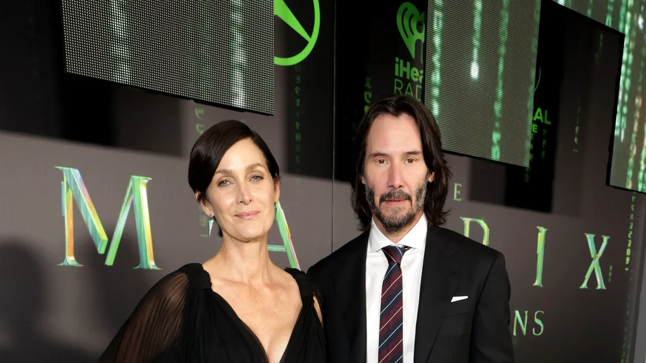 După 18 ani, Keanu Reeves şi Carrie-Anne Moss au ajuns din nou împreună pe covorul verde pentru premiera ”The Matrix Resurrections”