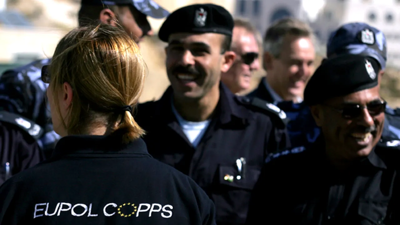 Patru poliţişti români, medaliaţi la Kabul de şeful EUPOL Afganistan 