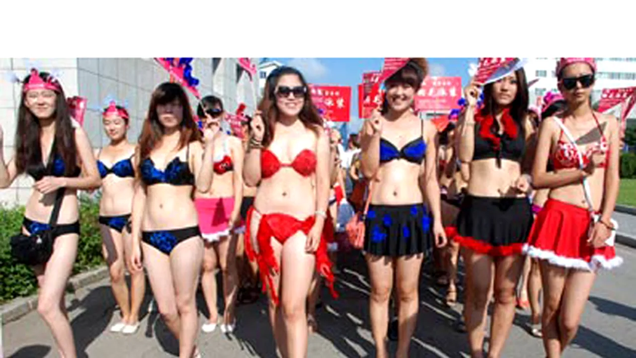 Cea mai mare paradă în bikini, desfăşurată într-un oraş din China
