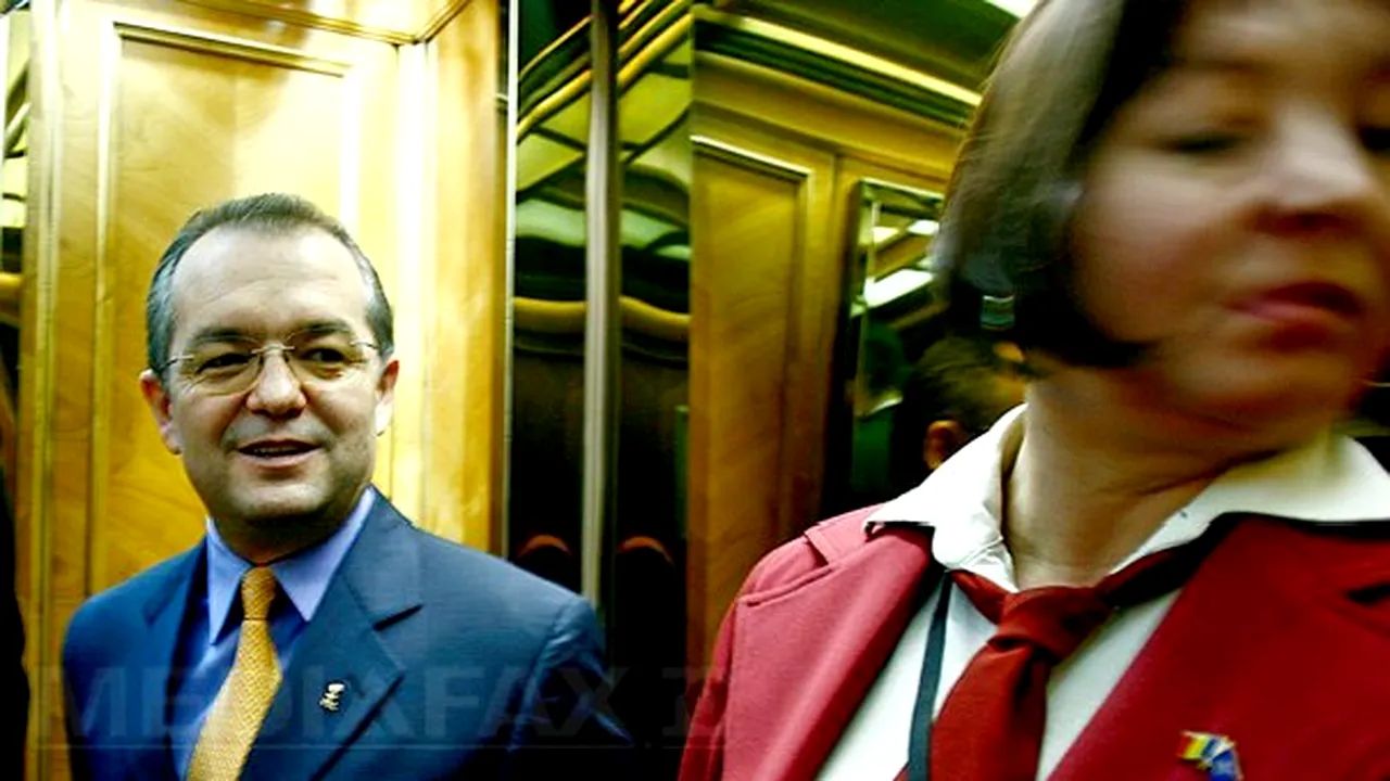 Liftierele din Camera Deputaţilor au uniformă nouă. Cât au costat ţinutele