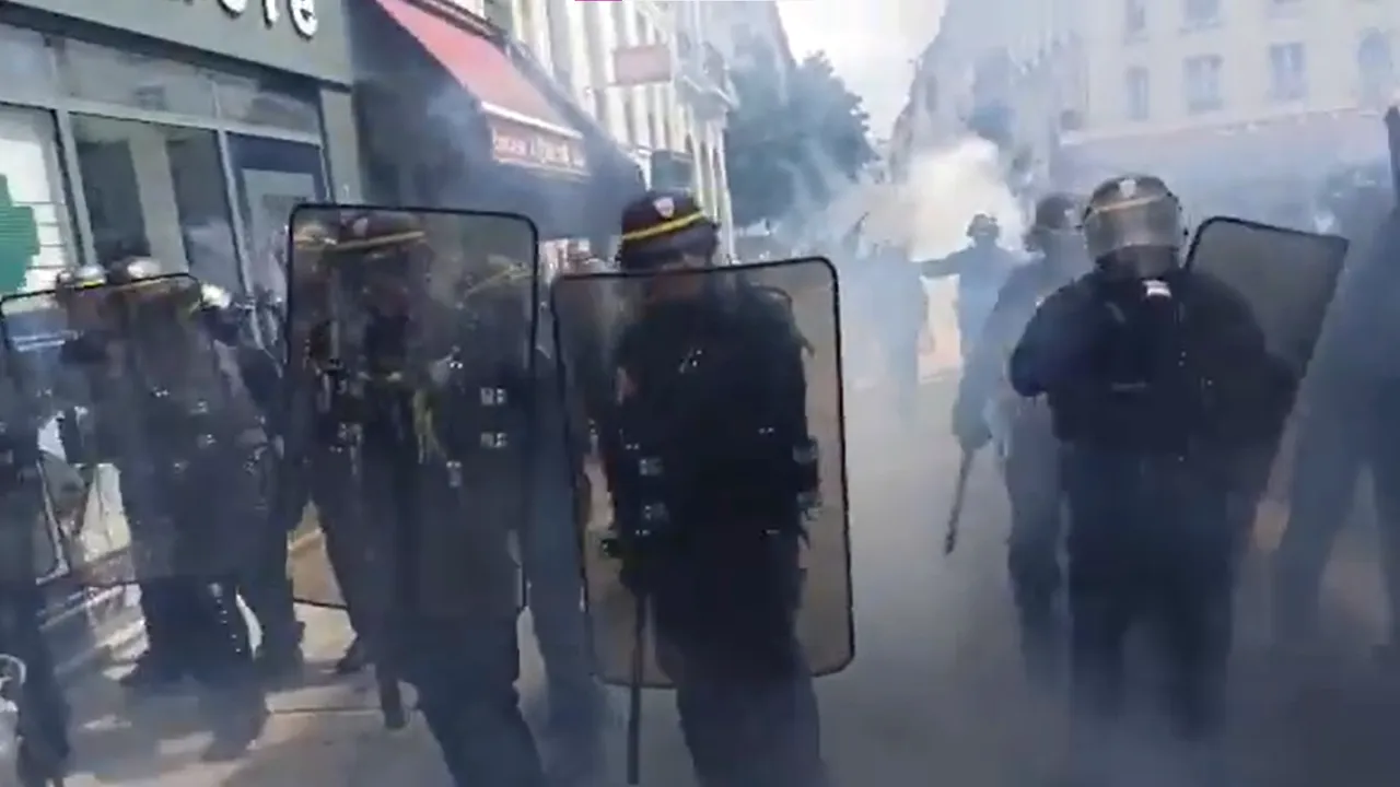 VIDEO Proteste masive în Franţa faţă de măsurile lui Emmanuel Macron privind vaccinarea şi certificatul COVID-19 
