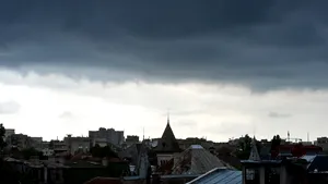 Cod portocaliu de grindină, vânt şi descărcări electrice în Capitală