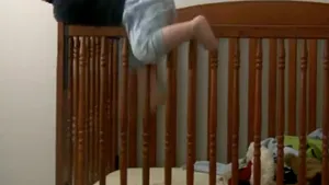 Evadarea din pătuţ: Cum scapă un bebeluş de ora de somn şi distruge 