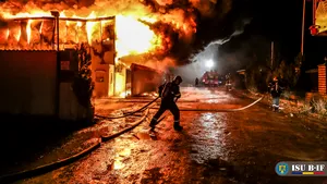 Incendiu puternic la un depozit din Afumaţi. Un perete al clădirii s-a prăbuşit. Garda de Mediu: Nu sunt probleme pentru sănătatea populaţiei