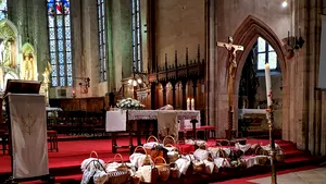 Paştele catolic la Cluj: Zeci de credincioşi şi-au dus coşurile cu mâncare pentru a fi sfinţite de preot | GALERIE FOTO