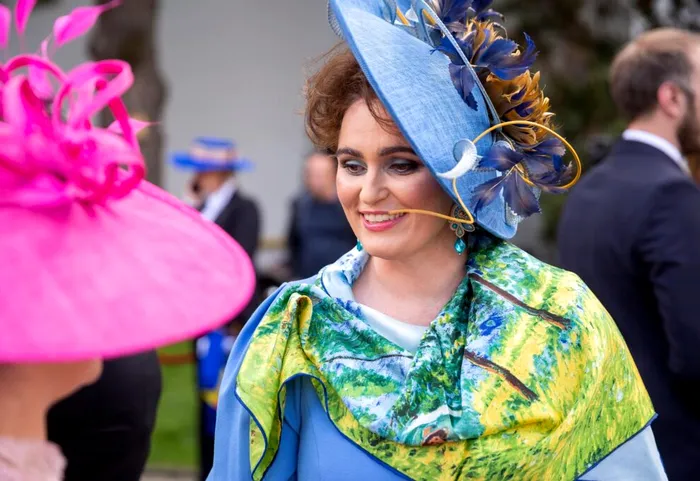 GALERIE FOTO Noi imagini cu femeia care a atras toate privirile la parada de Ziua Națională. Are o colecție impresionantă de pălării