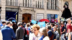 Zeci de mii de persoane au protestat în Franţa, denunţând politicile lui Emmanuel Macron, la un an de la începerea mandatului: 