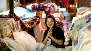 REPORTAJ: Piaţa-dormitor din Bucureşti, locul unde viaţa este chiar...piaţa - FOTO