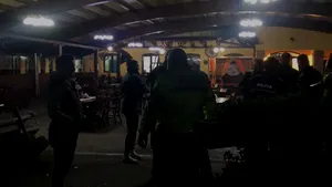 VIDEO Petrecere cu 40 de participanţi, oprită de poliţişti în Arad. Amendă de 5.000 lei