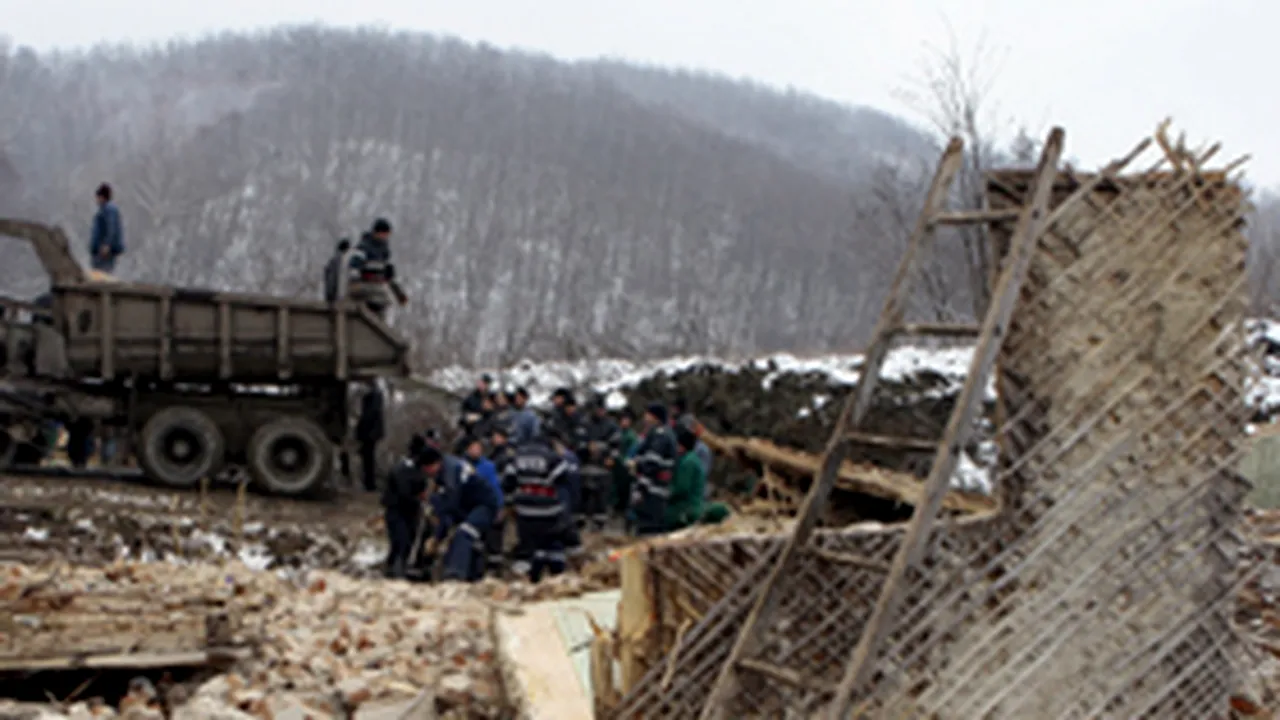 Vâlcea: A început evacuarea celei de a opta case din comuna Mateeşti