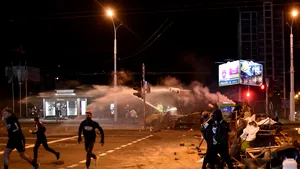 A patra noapte de proteste în Belarus: 6.000 de persoane reţinute, foşti soldaţi care îşi aruncă uniformele şi prezentatori TV care şi-au dat demisia