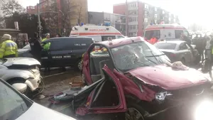 Două persoane decedate, alte două rănite, în Iaşi, după ce un şofer a trecut pe roşu şi a lovit 5 maşini