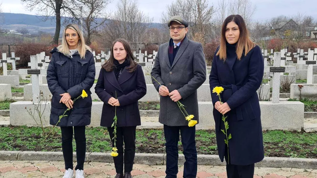 Parlamentari USR, de Ziua Naţională în R. Moldova, în cimitirul  în care odihnesc 200 de eroi români