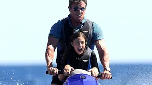 IMAGINI inedite cu Sylvester Stallone, în vacanţă la Saint Tropez alături de soţia şi fiicele lui - GALERIE FOTO
