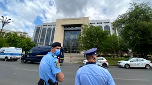 GALERIE FOTO | Încă o alertă cu bomba la Tribunalul Bucureşti. Instanţa a fost evacuată / Apelul s-a dovedit unul fals