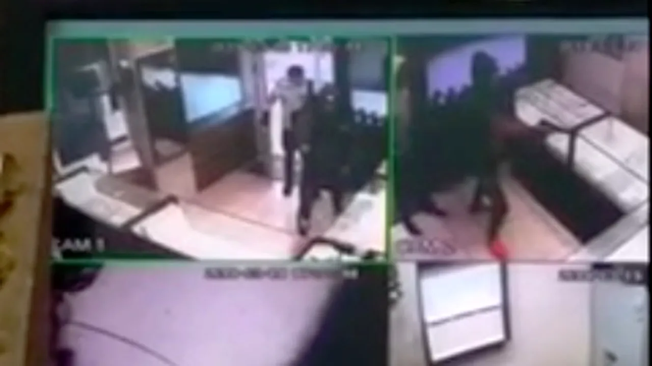 Autorii jafului armat de la un magazin de bijuterii din Zalău, reţinuţi când încercau să fugă din România 