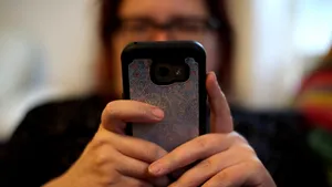 Trump amenință cu noi tarife pentru smartphone-uri la câteva zile după ce le-a scutit