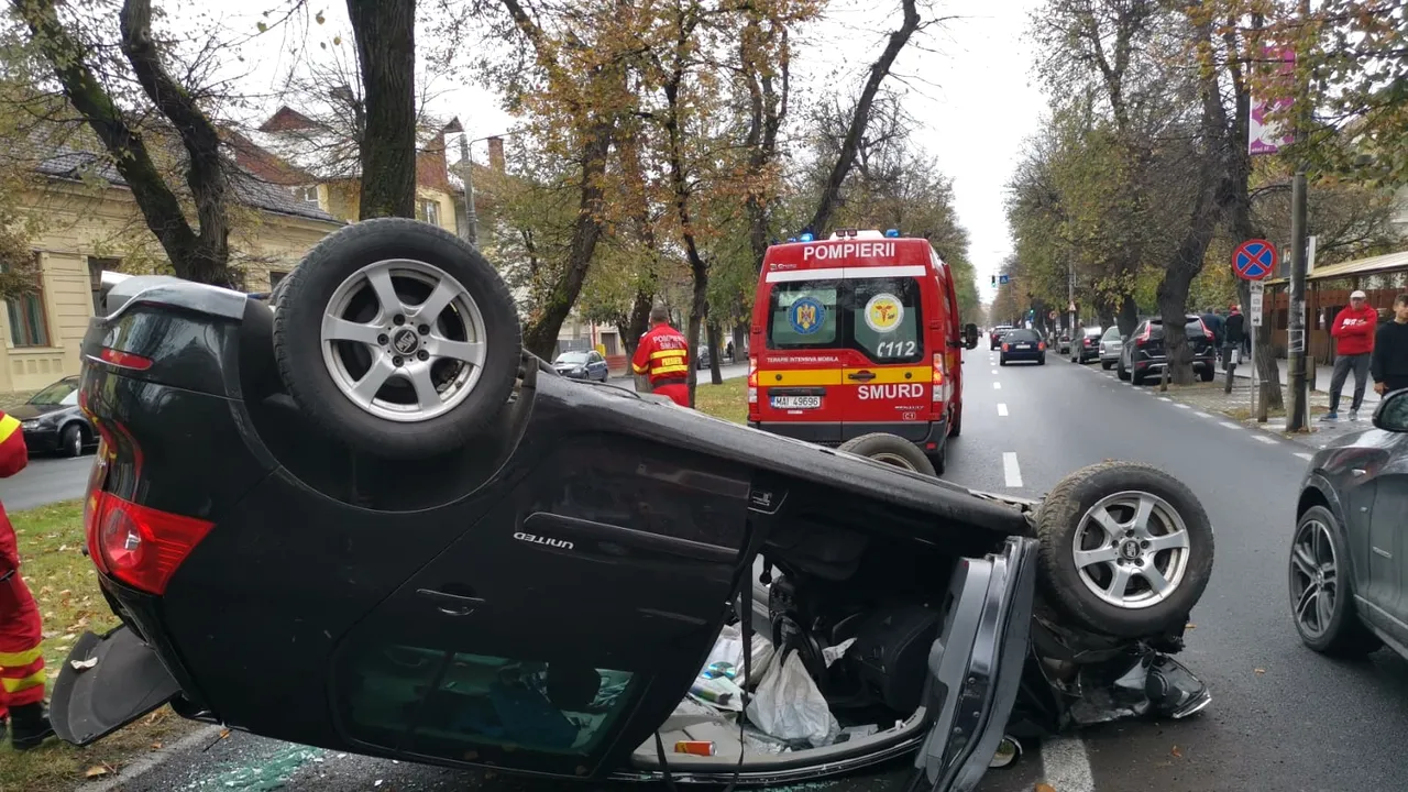 FOTO | Maşină răsturnată în centrul Bistriţei: Un tânăr de 21 de ani |a fost transportat la spital 